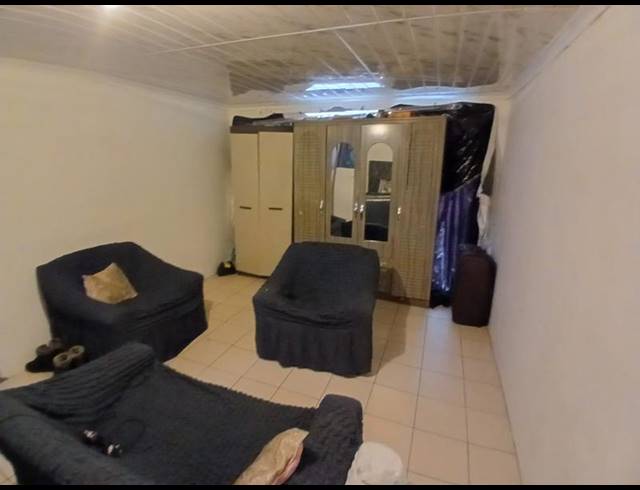 4 BEDROOM HOUSE FOR SALE IN LENTEGEUR